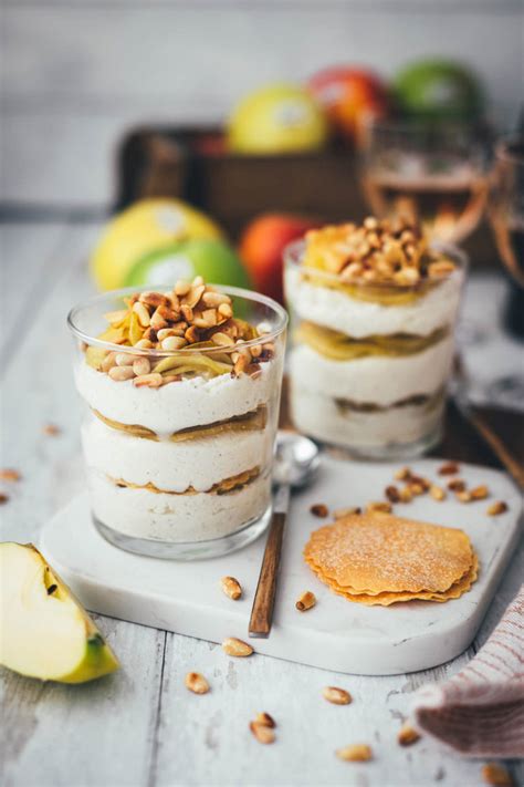 Apfelstrudel Dessert im Glas mit Streuseln