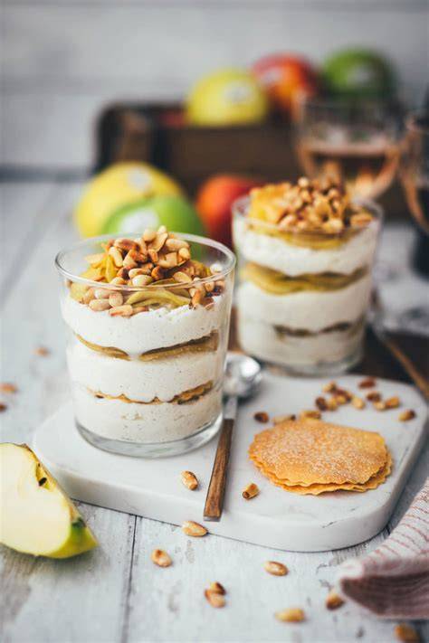 Apfelstrudel Dessert im Glas mit Streuseln und Vanillecreme