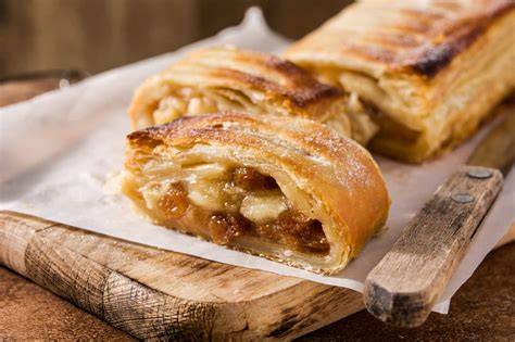 Apfelstrudel frisch aus dem Ofen