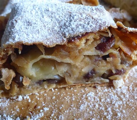Apfelstrudel im Anschnitt mit Apfelfüllung und Marzipan