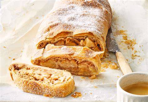 Apfelstrudel mit Preiselbeerkonfitüre auf Backpapier