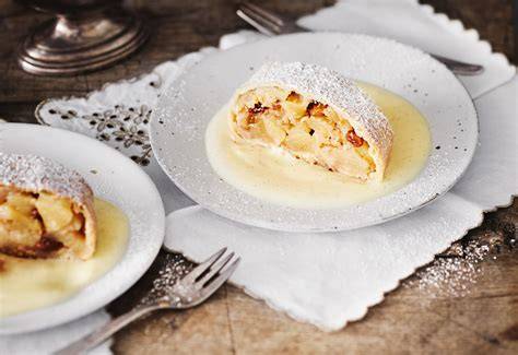 Apfelstrudel mit Puderzucker