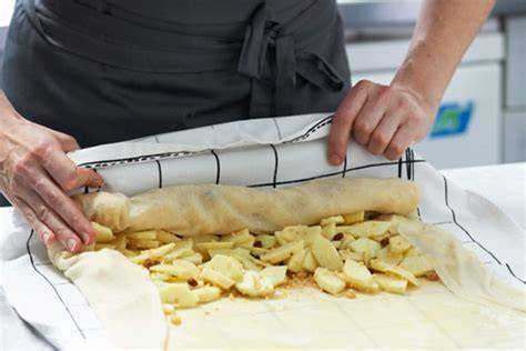 Apfelstrudel-Zubereitung: hauchdünner Strudelteig und Füllung