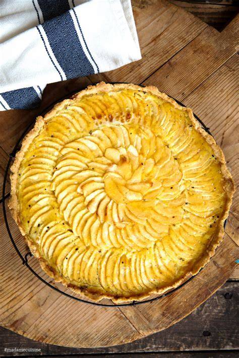 Apfeltarte auf einem rustikalen Holztisch