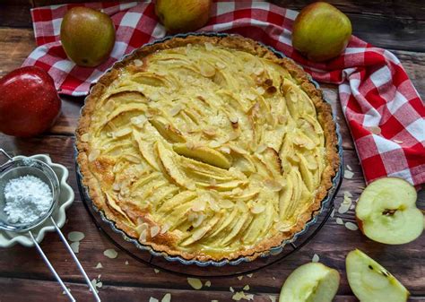 Apfeltarte mit Pekannuss-Streuseln, angerichtet auf rustikalem Holzbrett