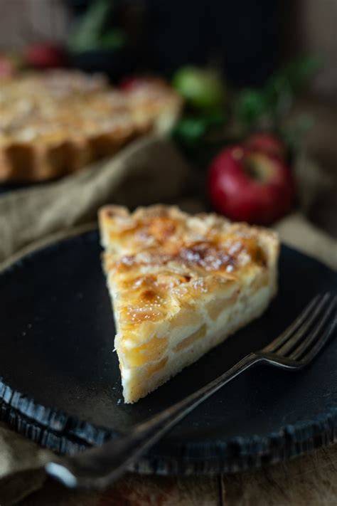 Apfeltarte mit Schmand und Mandeln angeschnitten