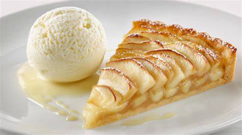 Apfeltarte mit Zimt-Crème-fraîche-Guss auf Teller