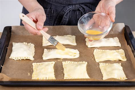 Apfeltaschen auf einem Backblech