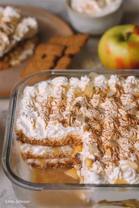 Apfeltiramisu in der Glasform mit sichtbaren Schichten