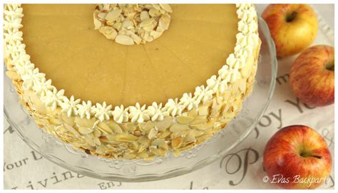 Apfeltorte dekoriert mit Marzipan und gerösteten Mandeln
