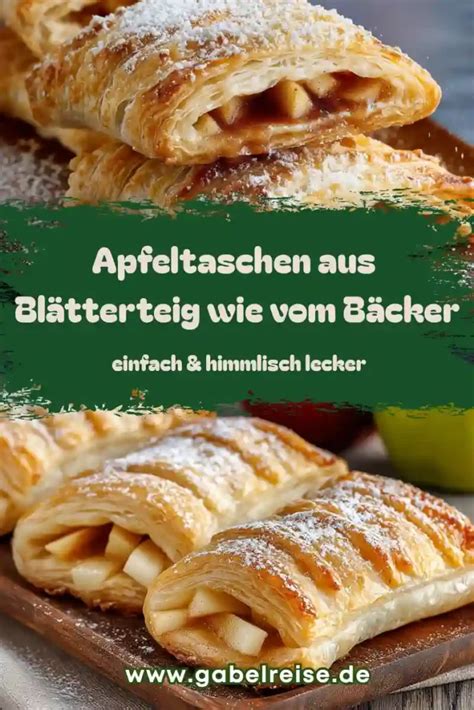 Apfeltorte frisch gebacken auf einem Gitter mit Puderzucker bestreut