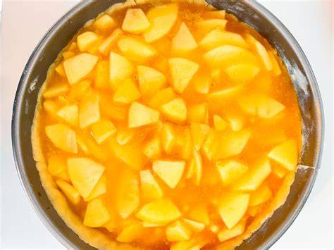 Apfeltorte in kleiner Springform auf dem Backblech