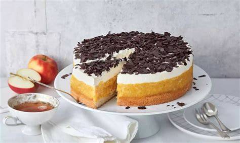 Apfeltorte mit Biskuitboden - angerichtet