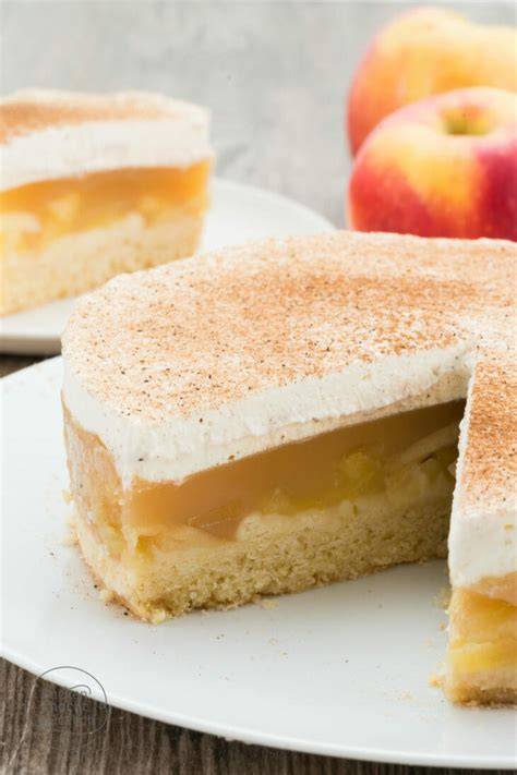 Apfeltorte mit Mürbeteigboden und Sahne