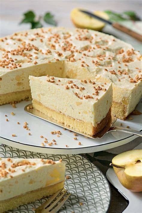 Apfeltorte mit Puderzucker, herbstliche Dekoration