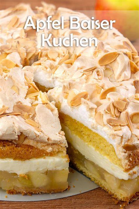 Apfeltorte mit Schichten aus Apfelcreme und Biskuit, angeschnitten auf rustikalem Holztisch