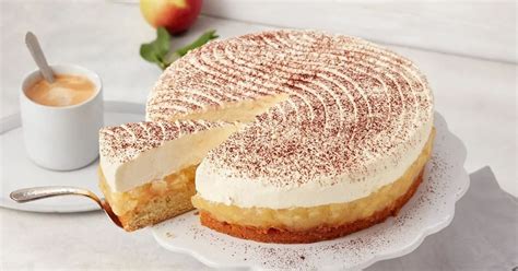 Apfeltorte mit Zimt und Sahne