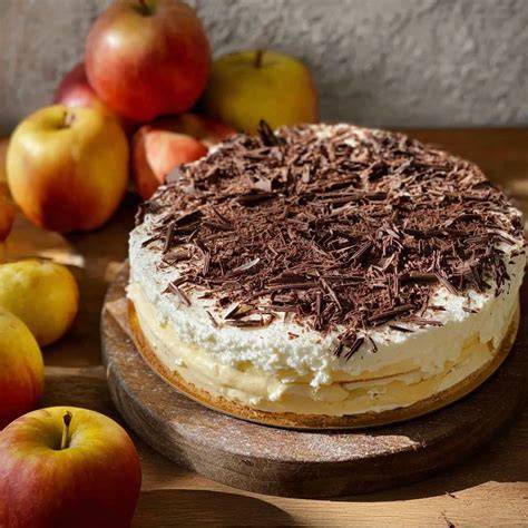 Apfeltorte serviert mit Vanilleeis und einem Zweig Minze