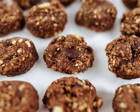 Apfelwürfel, Schokoladenstücke und Walnüsse für Cookies