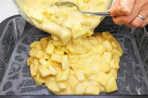 Apfelwürfel für Apfelpudding-Kuchen