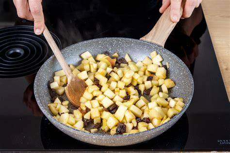 Apfelwürfel mit Zimt in Topf dünsten