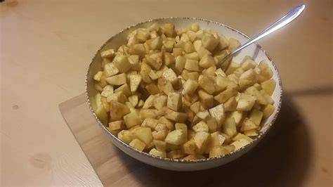 Apfelwürfel mit Zimt und Zucker vermischt