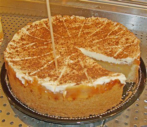 Apfelweinkuchen mit Sahne und Zimt