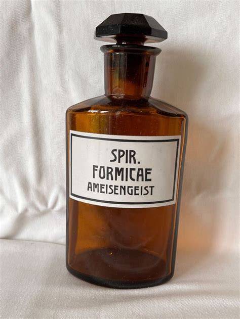 Apothekerflasche in Weißglas mit Retro-Aufdruck: Designmerkmale und Etikettendetails