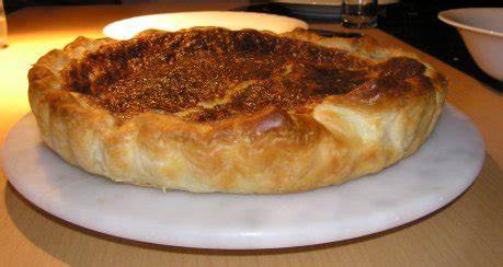 Appenzeller Käsekuchen servierfertig, angerichtet mit Salat
