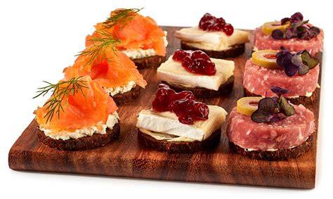 Appetitlich angerichtete kleine Häppchen und Fingerfood