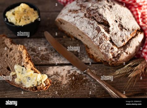 Appetitliche Erdbeer-Pudding-Plunder auf rustikalem Holztisch, Nahaufnahme der Schichten