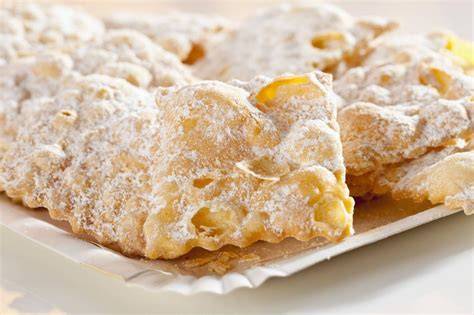 Appetitliche Nuss-Nougat-Schleifen auf einem Gitter mit Puderzucker bestreut