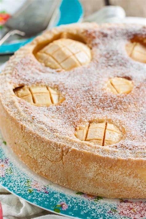 Appetitlicher Schwäbischer Apfelkuchen mit Rahmguss auf gedecktem Tisch