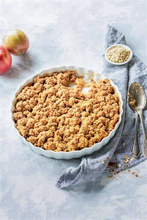 Apple Crumble in Auflaufform mit goldbraunen Mandelstreuseln