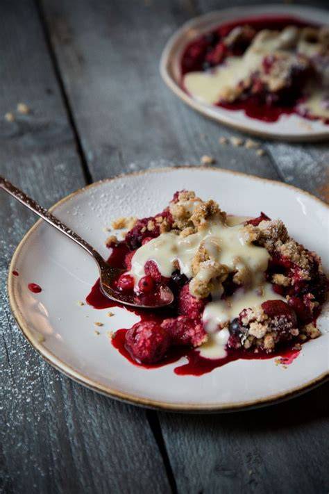 Apple Crumble mit Himbeeren und Vanillesauce