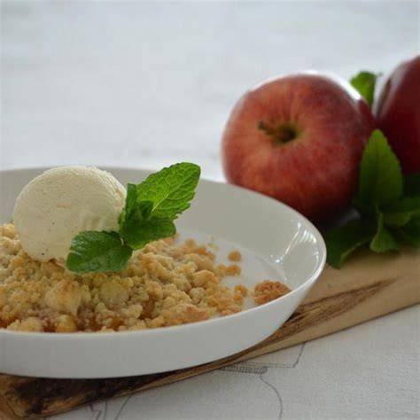 Apple Crumble mit Vanilleeis