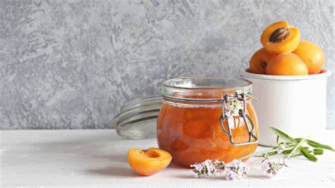 Aprikosen Pfirsich Ingwer Marmelade im Glas mit frischen Zutaten