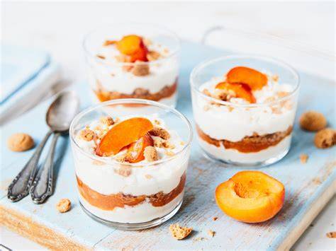 Aprikosen Quark-Dessert im Glas mit Amarettini