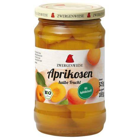 Aprikosen halbiert auf Marzipancreme