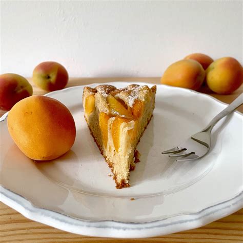 Aprikosen halbiert auf Quarkkäsekuchen