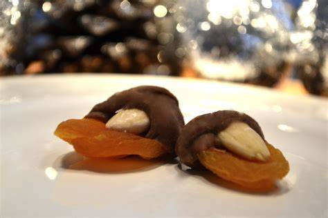 Aprikosen mit Mandeln und Schokolade - weihnachtliches Rezept