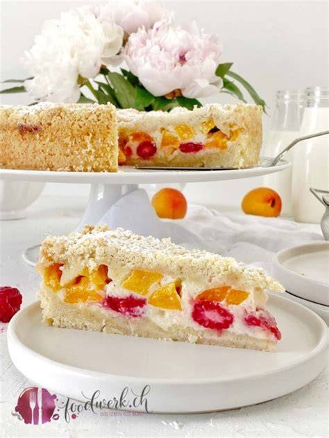 Aprikosen und Himbeeren auf einem Schneidebrett