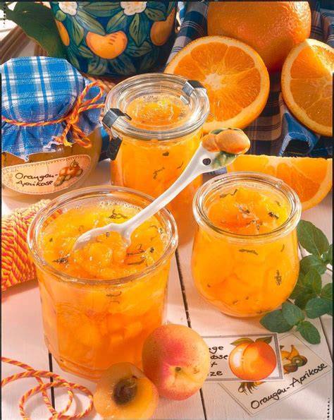 Aprikosen und Orangen frisch vorbereitet für Marmelade