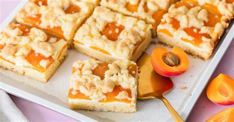 Aprikosen und Streusel auf einem Blech