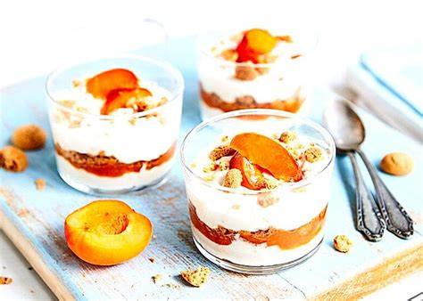 Aprikosen-Amarettini-Schichtdessert im Glas
