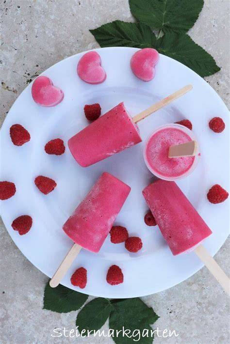 Aprikosen-Froyo am Stiel und Becher mit Beeren- und Schokoladen-Toppings