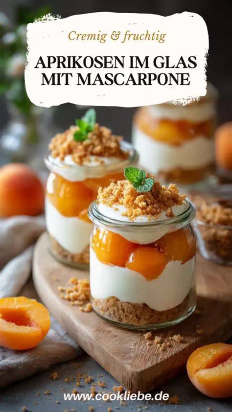 Aprikosen-Mohn-Marmelade im Glas mit frischen Aprikosen