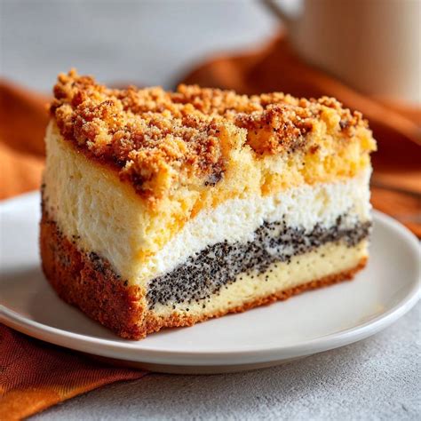 Aprikosen-Quark-Streuselkuchen auf rustikalem Brett, Anschnitt mit drei Schichten