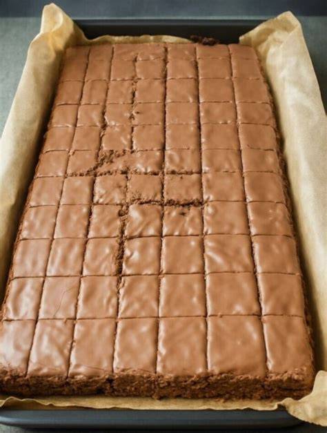 Aprikosen-Streuselkuchen frisch gebacken auf dem Blech