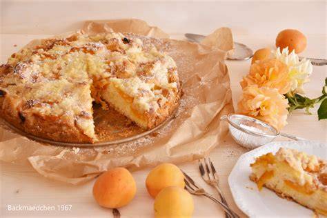 Aprikosen-Streuselkuchen mit Quarkcreme frisch serviert